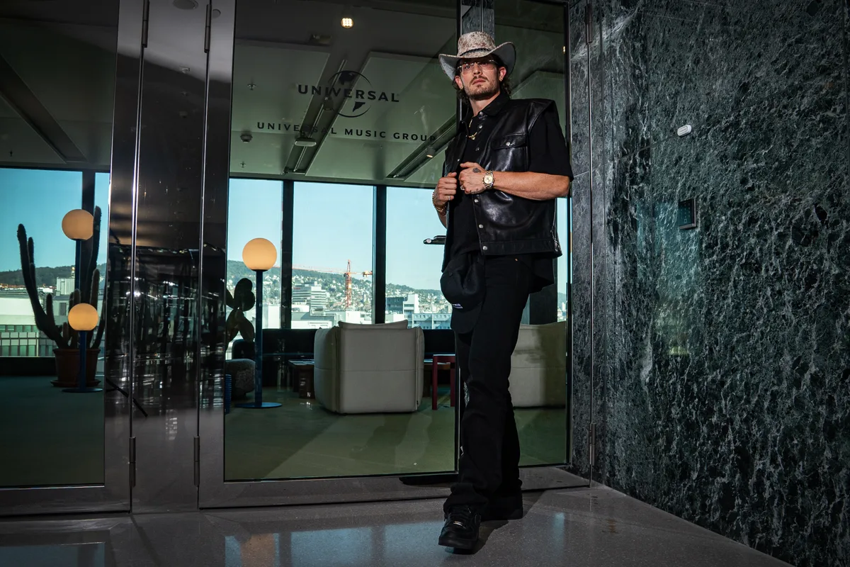 Loco Escrito posiert vor dem Büro des Musiklabels Universal Music. Escrito im Büro seiner Plattenfirma.